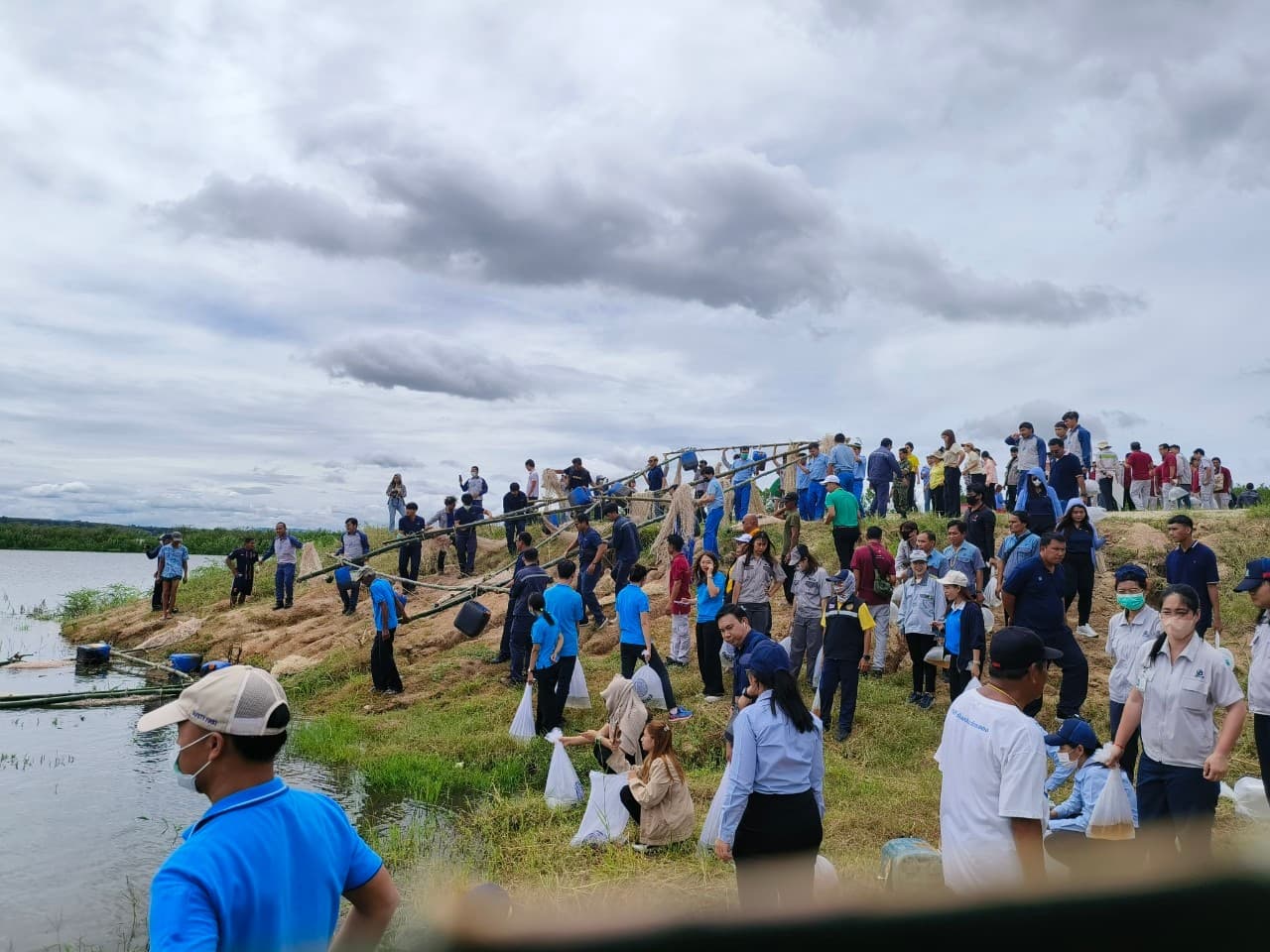 ปล่อยพันธุ์สัตว์น้ำ ณ อ่างเก็บน้ำดอกกราย — โครงการอนุรักษ์ทรัพยากรธรรมชาติ — 4/4