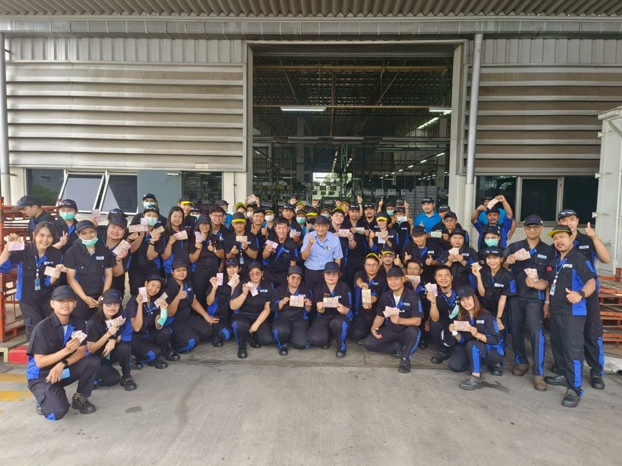 แจกเงินสนับสนุนค่าเดินทางสงกรานต์ ให้พนักงานกลับบ้าน — 1/3