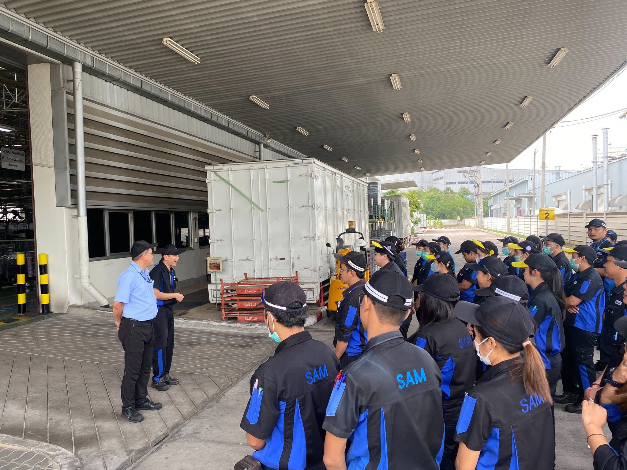 แจกเงินสนับสนุนค่าเดินทางสงกรานต์ ให้พนักงานกลับบ้าน — 2/3