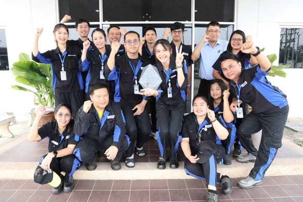 รับถ้วยรางวัลชนะเลิศ TCC QA Improvement จาก Toyota Motor Asia — 1/3