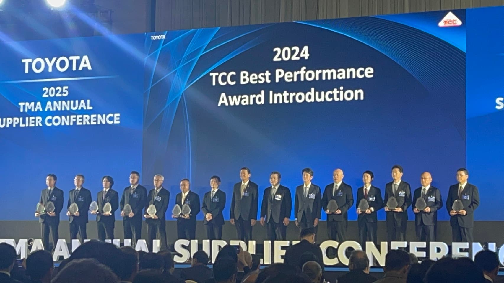 รับถ้วยรางวัลชนะเลิศ TCC QA Improvement จาก Toyota Motor Asia — 3/3